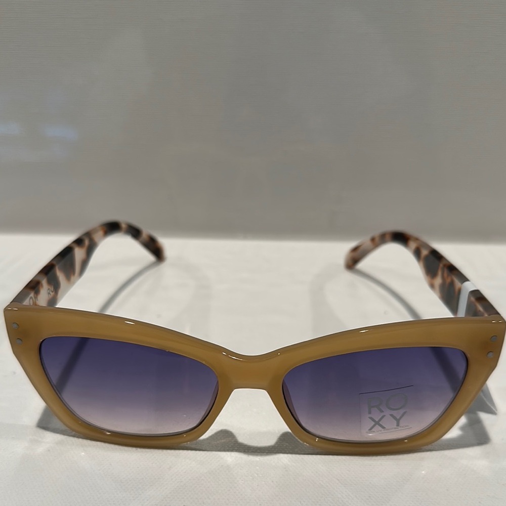 ROXY Cat-Eyed Shaped Turquoise Sunglasses.